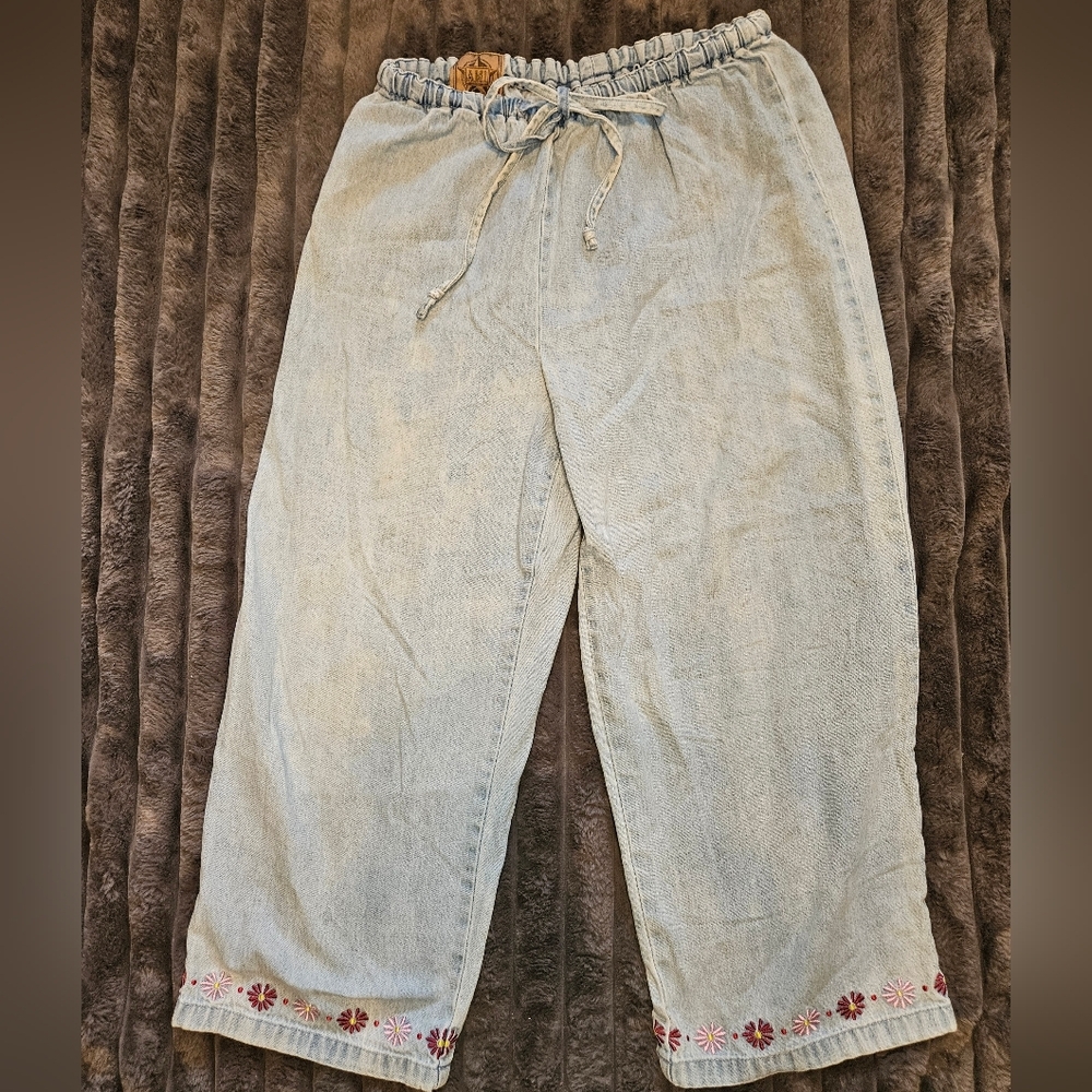 Ami Light Blue Cropped Pants with Embroidery
